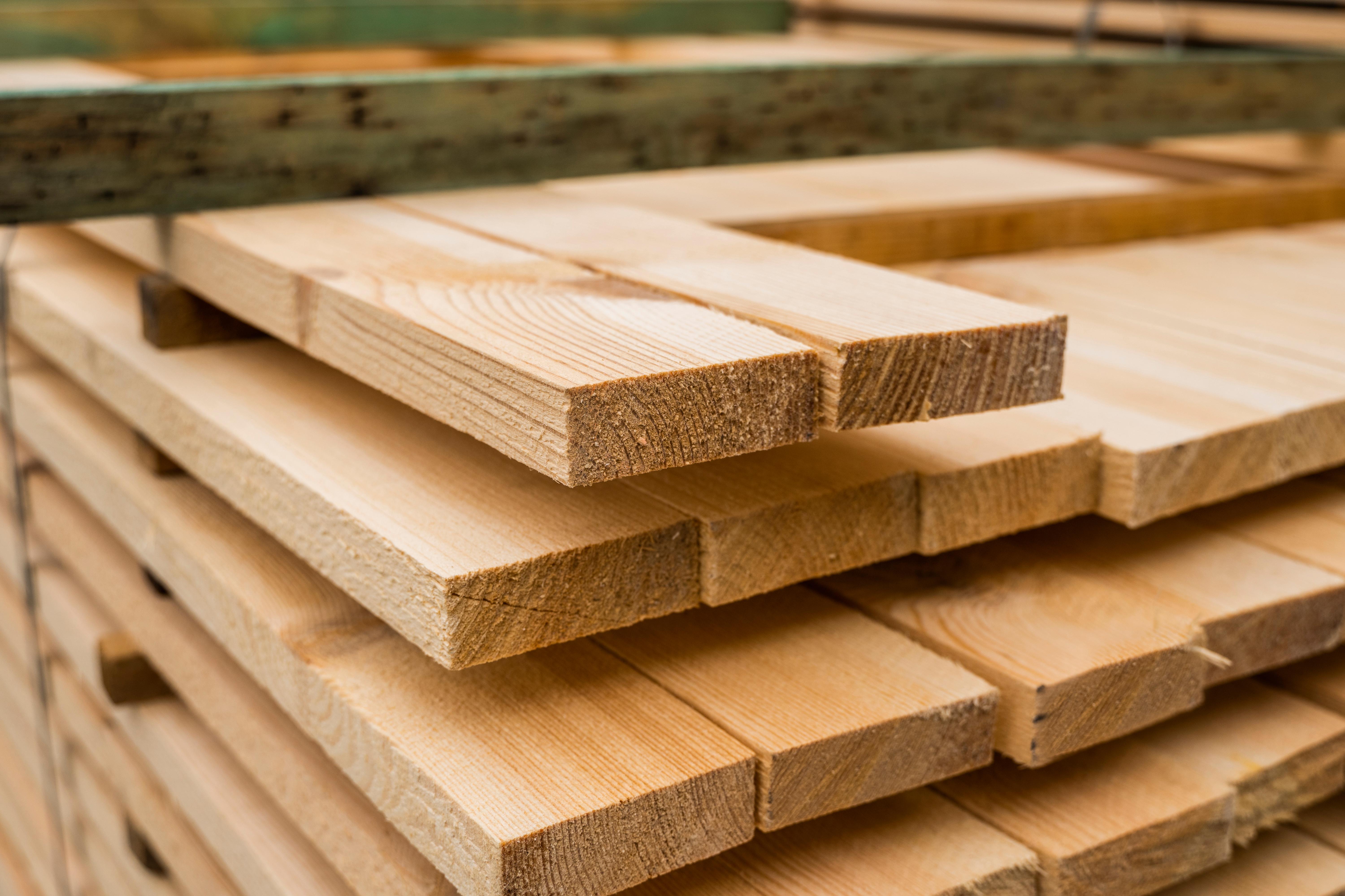 Close-up van opgestapeld hout.